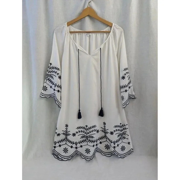 Chic Connection Dresses & Skirts - Chic Connection tunic mini dress, white & blue embroidered, women's small D18